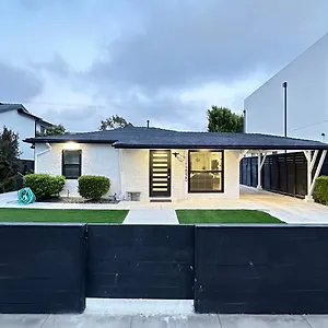 Bed & Breakfast Modern Stylish &cozy Back Unit, Los Angeles